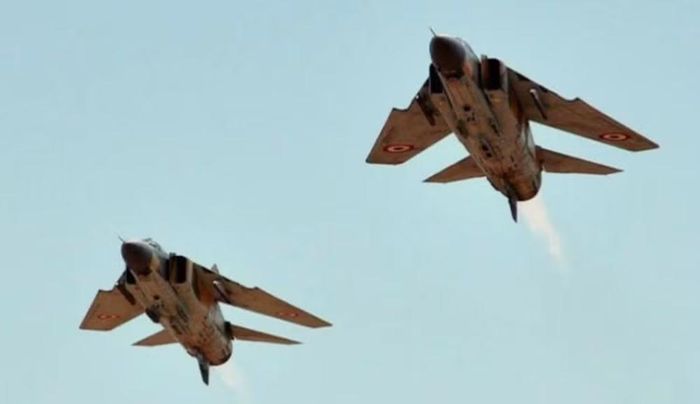 Về tốc độ, MiG-23 có lợi thế. Thiết kế gọn và cánh cụp cho phép nó tăng tốc nhanh, phù hợp với nhiệm vụ đánh chặn. Trong một cuộc giao chiến mà MiG-23 chủ động tiếp cận rồi rút lui, tốc độ có thể trở thành yếu tố quan trọng.