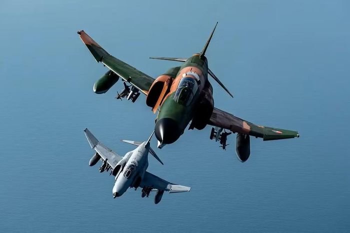 Đây là khác biệt quan trọng: MiG-23 được tối ưu nhiều hơn cho nhiệm vụ đánh chặn, còn F-4 có tính đa nhiệm cao. Phantom có thể vừa thực hiện nhiệm vụ không chiến vừa mang tải trọng lớn cho các cuộc tấn công mặt đất.