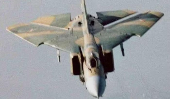 Ở cự ly gần, câu chuyện lại thay đổi. MiG-23 không phải một chiếc máy bay được tối ưu cho không chiến quần vòng như MiG-21. Trọng lượng lớn hơn và đặc tính khí động học của cánh biến đổi khiến khả năng cơ động phụ thuộc nhiều vào tốc độ và cấu hình cánh.