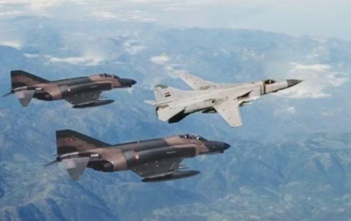 F-4 Phantom II của Mỹ lại có kích thước lớn hơn, 2 động cơ, radar mạnh và khả năng mang tải trọng vũ khí lớn. Khi 2 loại máy bay xuất hiện tại Trung Đông, cuộc đối đầu vì thế không đơn giản là câu chuyện "chiếc nào nhanh hơn".