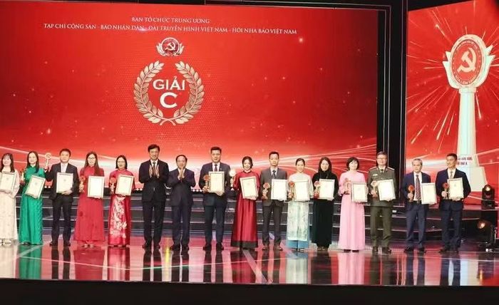 An ninh Thủ đô đã vinh dự đạt giải C với tác phẩm: “Xây dựng, lựa chọn đội ngũ cán bộ: Việc hệ trọng của Đảng trong kỷ nguyên mới - kỷ nguyên vươn mình của dân tộc”, của nhóm tác giả: Thành Nam, Tiến Hưng, Thanh Hoàn, Ngân Tuyền, Phạm Phương.