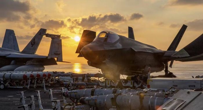 Tàu Washington hiện hoạt động trên biển Arab cùng tàu sân bay USS George H.W. Bush và tàu đổ bộ tấn công USS Boxer. Khoảng 15 tàu hải quân Mỹ đang hiện diện tại khu vực này.