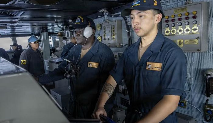 Các nghị sĩ đảng Dân chủ cho biết USS Abraham Lincoln đã không cập cảng trong hơn 200 ngày, lập kỷ lục về số ngày hoạt động liên tục trên biển trong thời kỳ hiện đại.