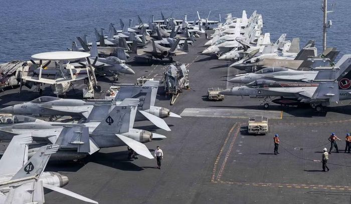 Phát ngôn viên Bộ Quốc phòng Thái Lan Surasant Kongsiri cho biết tàu sân bay USS Abraham Lincoln sẽ ghé thăm nước này từ 2-6/9 để thủy thủ đoàn nghỉ ngơi và hồi phục trước khi trở về cảng nhà tại Mỹ.
