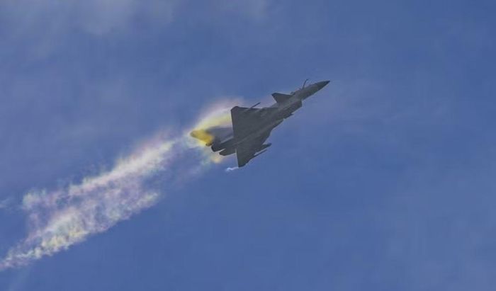Ngoài Bangladesh, Uzbekistan cũng được cho là đang quan tâm tới J-10CE. Một số hình ảnh về máy bay mang số hiệu 1020 được các nhà quan sát liên hệ với Uzbekistan, dù chưa có xác nhận chính thức.