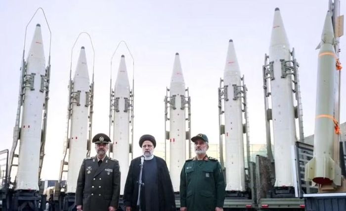 Tuy nhiên, một cuộc tấn công như vậy cũng có thể khiến Iran đối mặt hậu quả nghiêm trọng. Ali Bakir, chuyên gia tại Hội đồng Trung Đông về Các vấn đề toàn cầu, cảnh báo hành động này có nguy cơ châm ngòi một cuộc chiến rộng lớn hơn, kéo theo hệ lụy về kinh tế và an ninh toàn cầu.