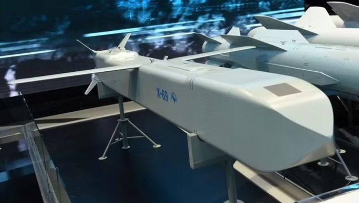 "Vũ khí chính của Su-57 để thực hiện các cuộc tấn công chính xác cao trong khu vực tác chiến vẫn là tên lửa hành trình Kh-59/69", tờ MW kết luận.