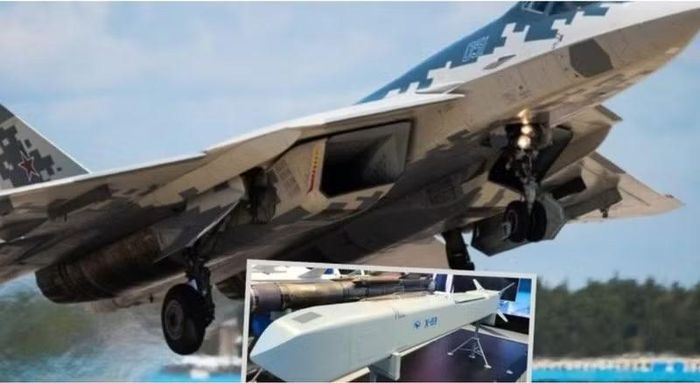 Bài viết nhấn mạnh, các hoạt động tác chiến của Su-57 tại chiến trường Ukraine bao gồm chế áp hệ thống phòng không, không chiến và tấn công trong không phận địch được bảo vệ vững chắc, cũng như một số nhiệm vụ tấn công chính xác cao.