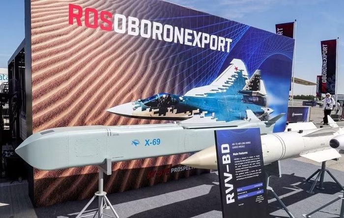 Khi cuộc xung đột Nga - Ukraine bùng nổ vào năm 2022, tiêm kích này chỉ được đưa vào sử dụng với số lượng rất hạn chế: chưa đến 6 chiếc được bàn giao cho Lực lượng Không quân Vũ trụ Nga.