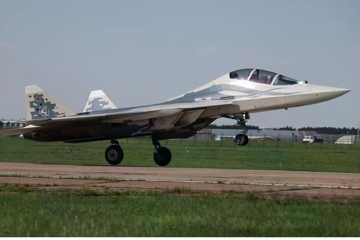 Vấn đề đáng chú ý nữa là tiêm kích Su-57D - bản sửa đổi hai chỗ ngồi từ nguyên mẫu Su-57 Felon đang được Không quân Nga sử dụng để thử nghiệm công nghệ chiến đấu mới.