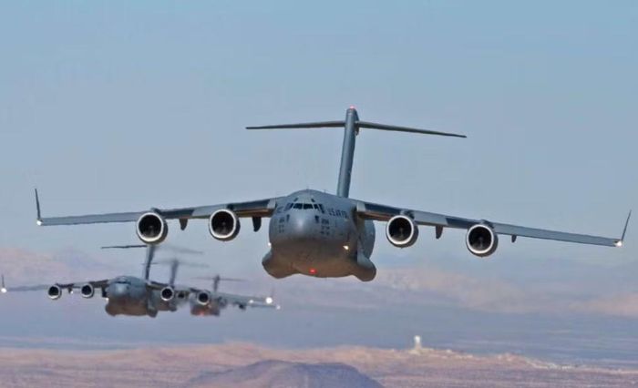 C-17 vốn là vận tải cơ chiến lược hạng nặng, có khả năng chở khoảng 77 tấn hàng hóa hoặc hơn 100 binh sĩ, đồng thời có thể hoạt động tại các sân bay có đường băng ngắn hoặc điều kiện hạn chế.