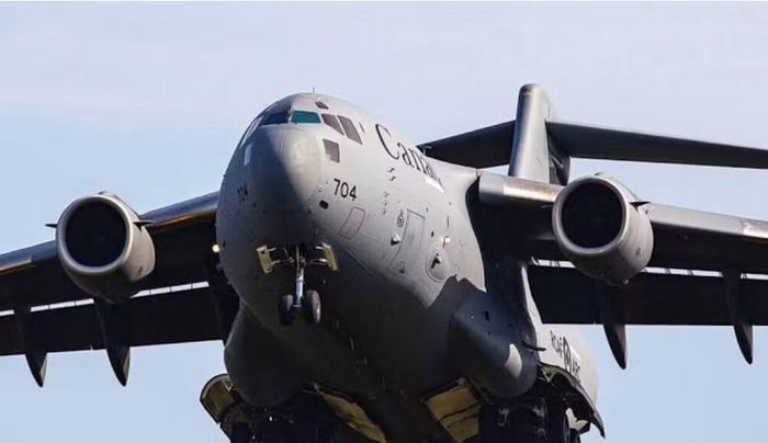 Dữ liệu từ trang theo dõi hàng không dân sự Flightradar24 cho thấy một máy bay vận tải C-17 Globemaster III mang hô hiệu Reach 4555 đã bay từ thủ đô Riga của Latvia và hạ cánh xuống sân bay quốc tế Vnukovo ở Moskva.