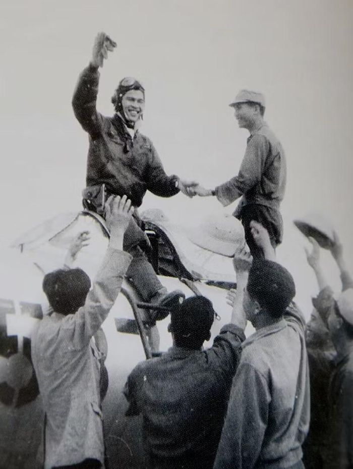 MiG-17 phát huy thế mạnh ở độ cao thấp và trong những cuộc không chiến cơ động. Thiết kế cánh xuôi và khả năng điều khiển tốt ở tốc độ thấp giúp chiếc máy bay duy trì khả năng cơ động khi cuộc chạm trán chuyển sang cự ly gần.