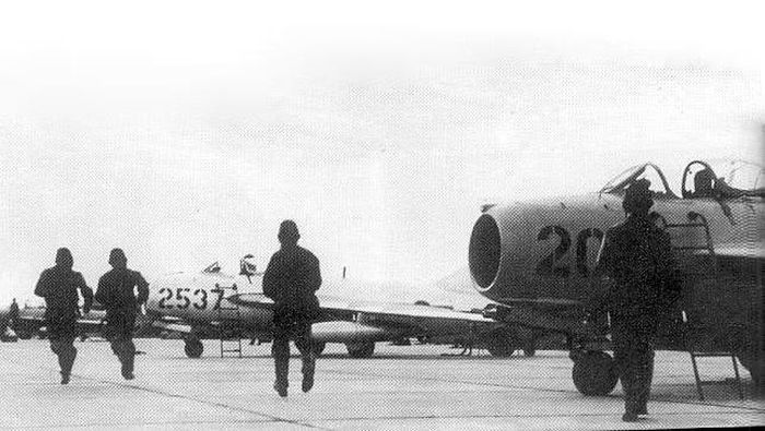 Hỏa lực cũng là một lợi thế đáng chú ý. MiG-17 được trang bị pháo 23 mm và 37 mm, với cơ số đạn tương đối hạn chế nhưng sức công phá lớn. Điều này phù hợp với chiến thuật đánh nhanh, tiếp cận trong thời gian ngắn và khai hỏa ở cự ly gần.