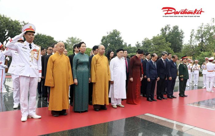 Đoàn đại biểu Ủy ban Trung ương MTTQ Việt Nam tưởng niệm các Anh hùng liệt sỹ tại Đài Tưởng niệm các Anh hùng liệt sỹ trên đường Bắc Sơn (Hà Nội). Ảnh: Quang Vinh.