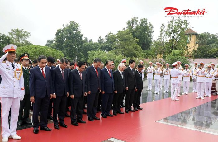 Các đồng chí lãnh đạo, nguyên lãnh đạo Đảng, Nhà nước tưởng niệm các Anh hùng liệt sỹ tại Đài Tưởng niệm các Anh hùng liệt sỹ trên đường Bắc Sơn (Hà Nội). Ảnh: Quang Vinh.