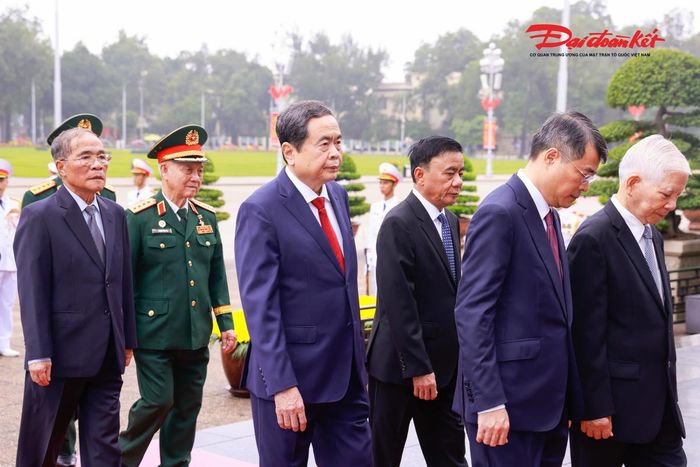 Các đồng chí lãnh đạo, nguyên lãnh đạo Đảng, Nhà nước vào Lăng viếng Chủ tịch Hồ Chí Minh. Ảnh: Quang Vinh.