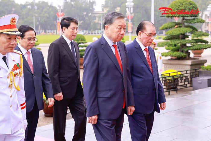 Tổng Bí thư, Chủ tịch nước Tô Lâm cùng các đồng chí nguyên lãnh đạo Đảng, Nhà nước vào Lăng viếng Chủ tịch Hồ Chí Minh. Ảnh: Quang Vinh.
