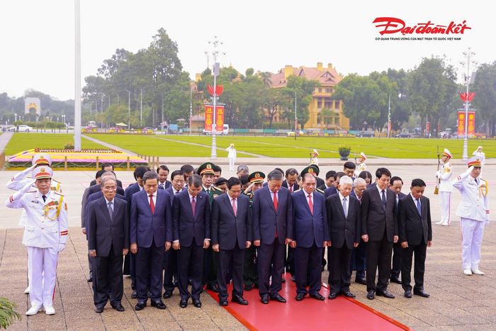 Các đồng chí lãnh đạo, nguyên lãnh đạo Đảng, Nhà nước tưởng nhớ Chủ tịch Hồ Chí Minh. Ảnh: Quang Vinh.