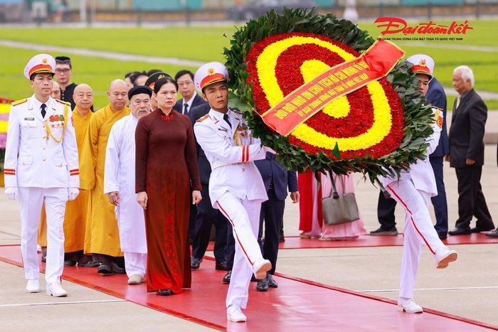 Đoàn đại biểu Ủy ban Trung ương MTTQ Việt Nam vào Lăng viếng Chủ tịch Hồ Chí Minh. Ảnh: Quang Vinh.