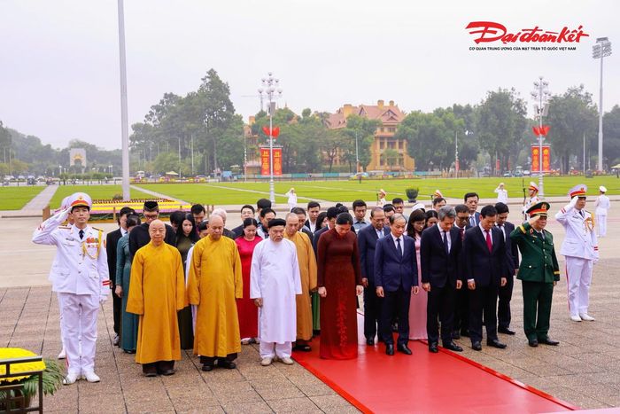 Đoàn đại biểu Ủy ban Trung ương MTTQ Việt Nam tưởng nhớ Chủ tịch Hồ Chí Minh. Ảnh: Quang Vinh.