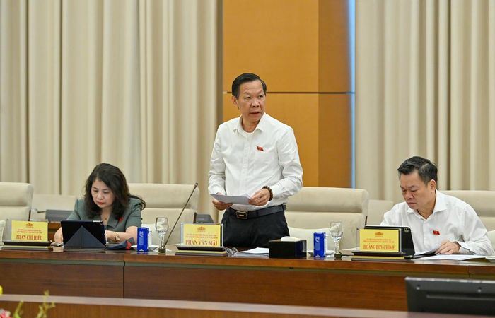 Ông Phan Văn Mãi báo cáo tại phiên họp (Ảnh: Quang Vinh)