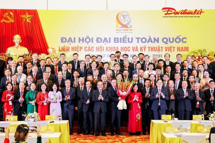 Chủ tịch Bùi Thị Minh Hoài tặng hoa chúc mừng Ban Chấp hành Liên hiệp các Hội Khoa học và Kỹ thuật Việt Nam khóa IX, nhiệm kỳ 2026 - 2031. Ảnh: Quang Vinh.