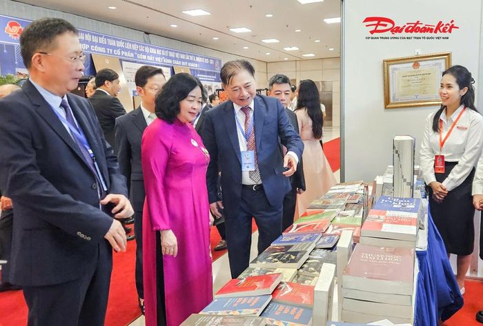 Chủ tịch Bùi Thị Minh Hoài và các đại biểu thăm các gian trưng bày tại Đại hội. Ảnh: Quang Vinh.
