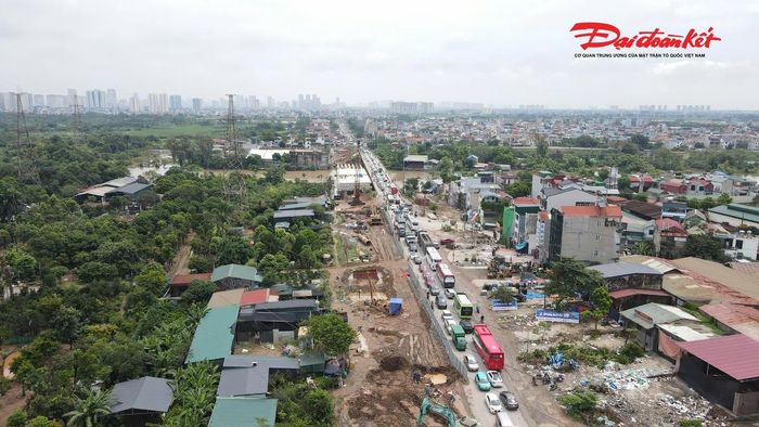Dòng ô tô, xe tải và xe máy nối đuôi nhau nhích từng mét trên đoạn đường dài khoảng 5km. Đáng chú ý, tình trạng ùn tắc xảy ra ngay trong thời điểm không phải giờ cao điểm.