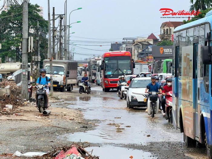 Theo anh Đức, vào những ngày mưa, việc di chuyển trên tuyến đường này càng trở nên khó khăn khi mặt đường xuất hiện nhiều ổ gà, vũng nước. Các phương tiện phải liên tục giảm tốc độ, né tránh những đoạn đường xuống cấp, khiến dòng xe phía sau dồn lại và tình trạng ùn tắc kéo dài hơn. Đối với người đi xe máy, việc vừa phải tránh ổ gà, vũng nước, vừa luồn lách giữa dòng ô tô và xe tải khiến việc lưu thông tiềm ẩn nhiều nguy cơ mất an toàn.
