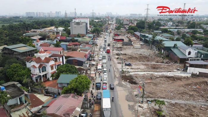 Theo ghi nhận, tại những vị trí có vũng nước lớn, phương tiện phải giảm tốc độ, di chuyển chậm khiến dòng xe phía sau tiếp tục dồn lại. Không ít người điều khiển xe máy phải đánh lái tránh các hố nước hoặc luồn qua khoảng trống giữa những chiếc ô tô tải để tìm lối đi.