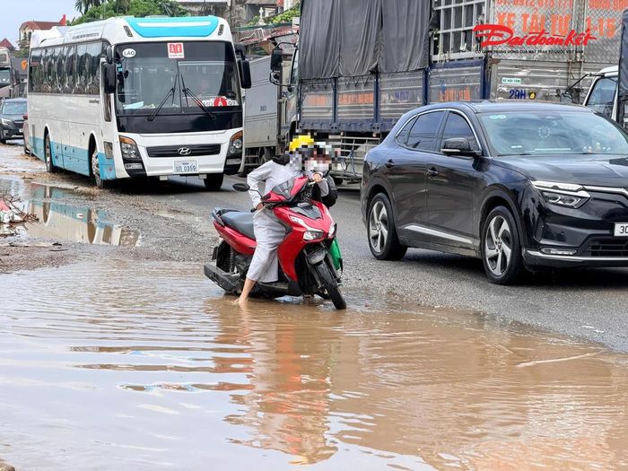 Việc xe máy phải chen chúc, luồn lách giữa dòng phương tiện lớn tiềm ẩn nhiều nguy cơ mất an toàn. 