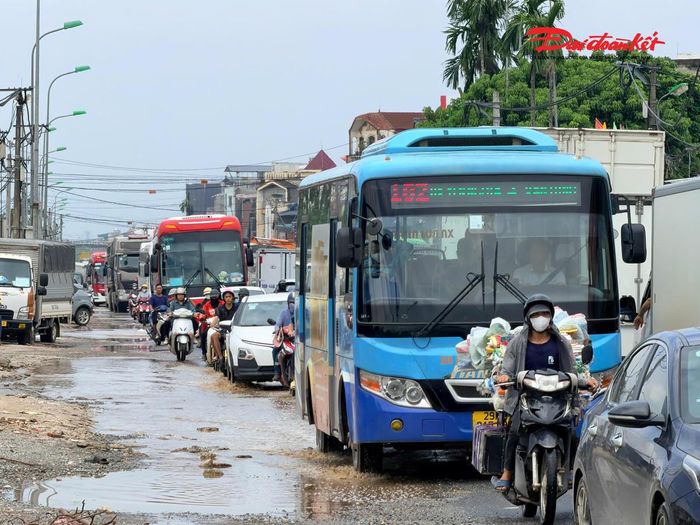 Trên nhiều đoạn, mặt đường xuất hiện ổ gà và những vũng nước lớn. Khi các phương tiện dồn lại, người đi xe máy phải tìm cách luồn lách giữa ô tô, xe tải hoặc men theo phần lề đường để di chuyển.