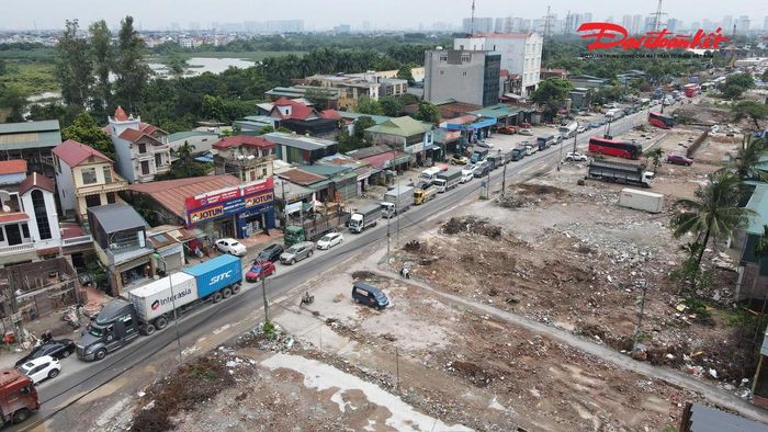 Quốc lộ 6 là một trong những tuyến giao thông huyết mạch kết nối khu vực trung tâm Hà Nội với các tỉnh phía Tây Bắc. Hiện tuyến đường đang được triển khai mở rộng hai bên, dự kiến nâng quy mô lên từ 8 đến 10 làn xe.