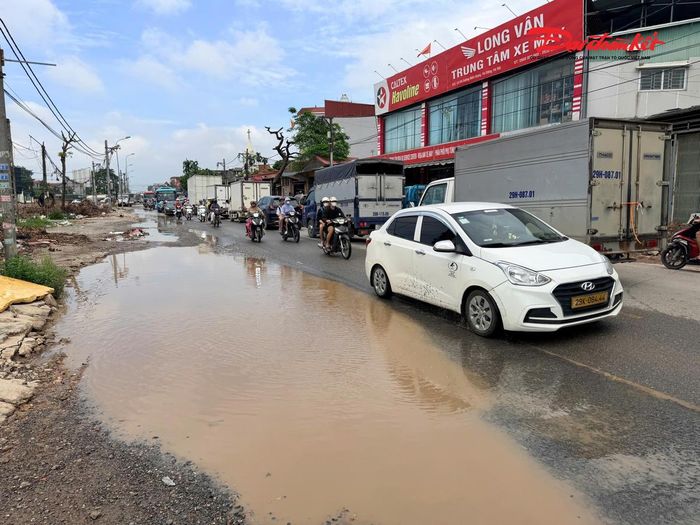 Anh Minh Đức, trú tại phường Chương Mỹ, cho biết tình trạng ùn tắc trên Quốc lộ 6 có thể xảy ra vào nhiều thời điểm trong ngày, không chỉ tập trung vào giờ cao điểm.