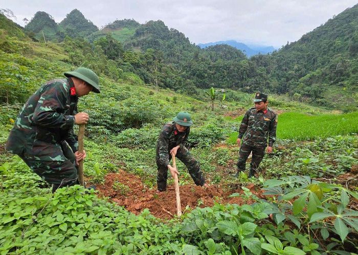 Trung tá Hoàng Vũ Dũng, Đội phó Đội tìm kiếm quy tập hài cốt liệt sĩ - cùng đồng đội tham gia tìm kiếm hài cốt Liệt sĩ trên sườn Đông điểm cao 1030.