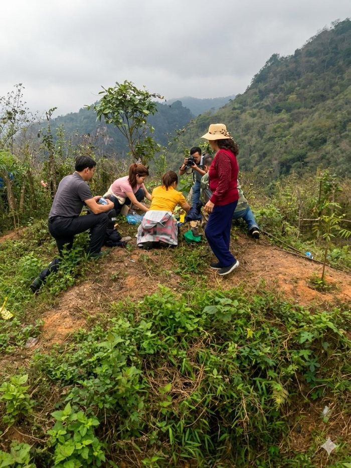 Ông Chung cùng đồng đội dẫn người thân các liệt sĩ làm lễ ngay tại vị trí nghi là hầm trú ẩn bị đạn pháo cày sới vùi lấp.