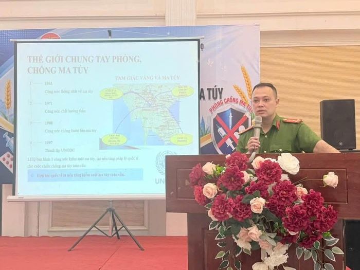 Cán bộ Phòng Cảnh sát điều tra về tội phạm ma túy Công an tỉnh Phú Thọ nêu lên những hệ lụy xấu của ma túy và kỹ năng phòng, chống. Ảnh: CTV.