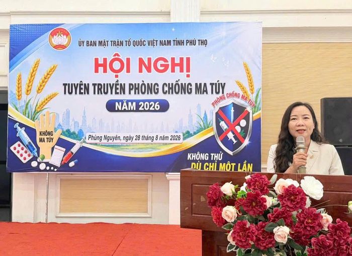 Đại diện Ủy ban MTTQ Việt Nam tỉnh Phú Thọ trao đổi với các tuyên truyền viên nòng cốt tại cơ sở về ý nghĩa quan trọng của hội nghị. Ảnh: CTV.