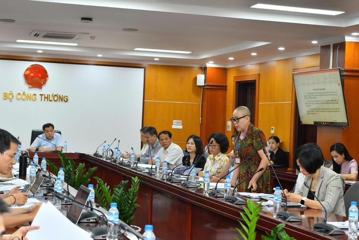 Bà Nguyễn Bính, Giám đốc Công ty Cổ phần Sản xuất TMDV Nguyễn Bính tham gia đóng góp ý kiện tại hội thảo. Ảnh: H.T.
