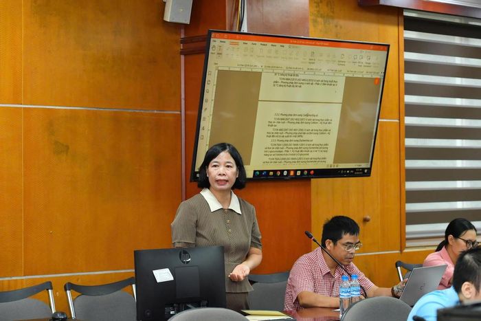 Tiến sỹ Trương Hương Lan – Chủ nhiệm bộ môn Thực phẩm và dinh dưỡng – Viện Công nghiệp thực phẩm trình bày dự thảo QCVN bún, phở tươi. Ảnh: H.T.