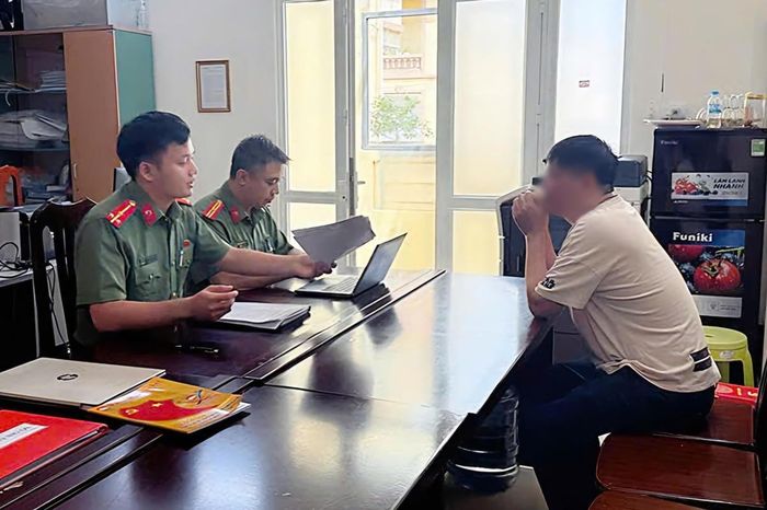 Ông M. P. L. tại cơ quan công an. 