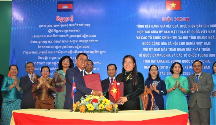 Lãnh đạo Ủy ban MTTQ Việt Nam tỉnh Quảng Ngãi và lãnh đạo Ủy ban Mặt trận đoàn kết phát triển Tổ quốc Campuchia và các tổ chức tương ứng tỉnh Ratanakiri (Vương quốc Campuchia) đã ký kết biên bản hợp tác giai đoạn 2026-2030. Ảnh: Tấn Thành.