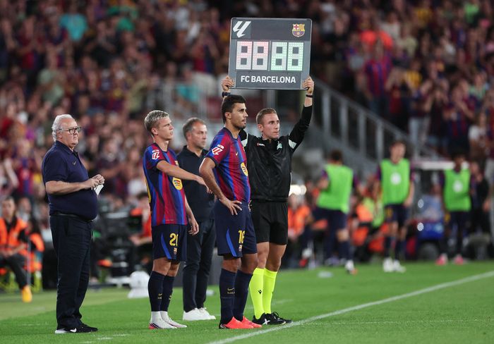  Rodri có những phút thi đấu chính thức đầu tiên trong màu áo Barcelona khi được Hansi Flick tung vào sân ở hiệp hai. 