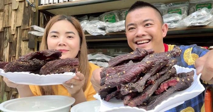  Hải Sapa TV bán loại sản phẩm có tên "thịt trâu sấy khô tê cay" sản xuất từ nguyên liệu thịt trâu đông lạnh nhập khẩu từ Ấn Độ, nhưng lại quảng cáo là "thịt trâu sấy đặc sản Tây Bắc". 