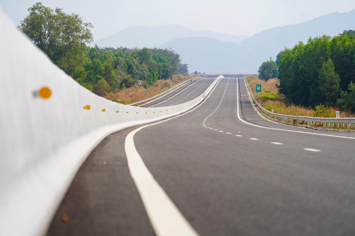  Cục CSGT đề xuất bố trí làn đường sát dải phân cách giữa làm làn vượt xe. Ảnh minh họa: Quỳnh Danh. 