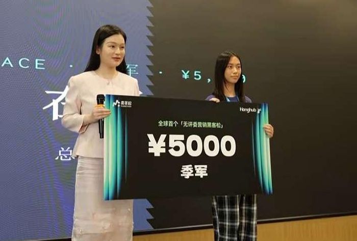 Cô bé Zhu Shuhan (phải) đạt giải nhất cuộc thi sáng tạo phần mềm khi chỉ mới 1 3 tuổi. Ảnh: Weibo.