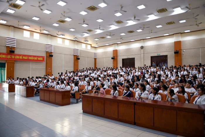 Trường THPT Thoại Ngọc Hầu nằm trên khuôn viên rộng 1,31 ha của UBND cũ, có 3 mặt tiền gồm đường Thoại Ngọc Hầu, đường Lũy Bán Bích và một tuyến đường mới mở chưa đặt tên. Việc tận dụng cơ sở hiện hữu để xây dựng trường học được TP.HCM kỳ vọng góp phần bổ sung cơ sở giáo dục THPT tại khu vực đông dân cư. Đây cũng là một trong những phương án được TP.HCM triển khai nhằm sử dụng hiệu quả quỹ đất, trụ sở công dôi dư sau sáp nhập.