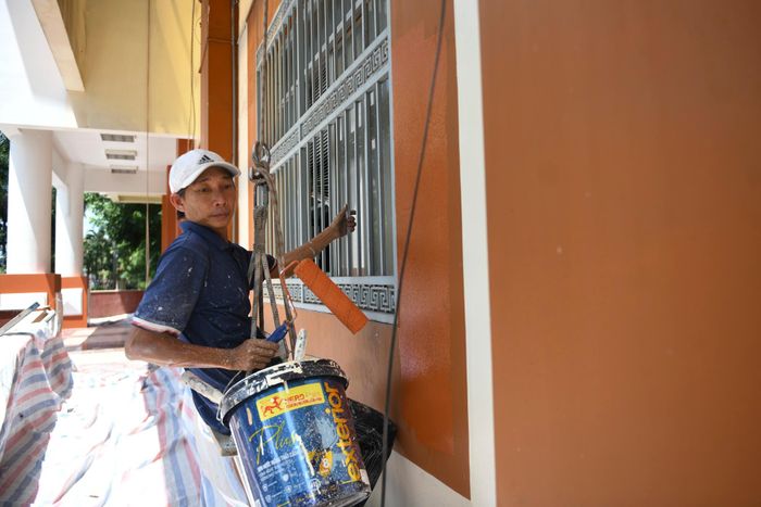 Theo kế hoạch ban đầu, phần sân và khuôn viên bên ngoài tòa nhà chủ yếu được đầu tư, hoàn thiện ở giai đoạn tiếp theo. Tuy nhiên, để kịp chuẩn bị cho lễ khai giảng và tạo không gian sinh hoạt, vui chơi thoải mái cho học sinh, một phần mặt bằng xung quanh đã được nhà thầu hỗ trợ cải tạo. Cùng với đó, hệ thống điện, nước, chiếu sáng và các hạng mục hạ tầng trong khuôn viên cũng được điều chỉnh để phù hợp với công năng của một trường học.