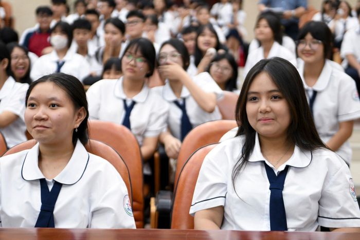 Là một trong 5 trường THPT mới của TP.HCM chính thức đi vào hoạt động từ năm 2026, trường THPT Thoại Ngọc Hầu tuyển 676 học sinh theo kết quả tuyển sinh lớp 10. Khóa học sinh đầu tiên gồm 15 lớp, sĩ số trung bình 45 em/lớp. Trao đổi với Tri thức - Znews, bà Nguyễn Thị Túy Phượng, Hiệu trưởng nhà trường, cho biết nhu cầu học tập tại khu vực này khá lớn do dân cư đông. Vì vậy, trường có khả năng tiếp tục tăng quy mô tuyển sinh trong những năm tới.